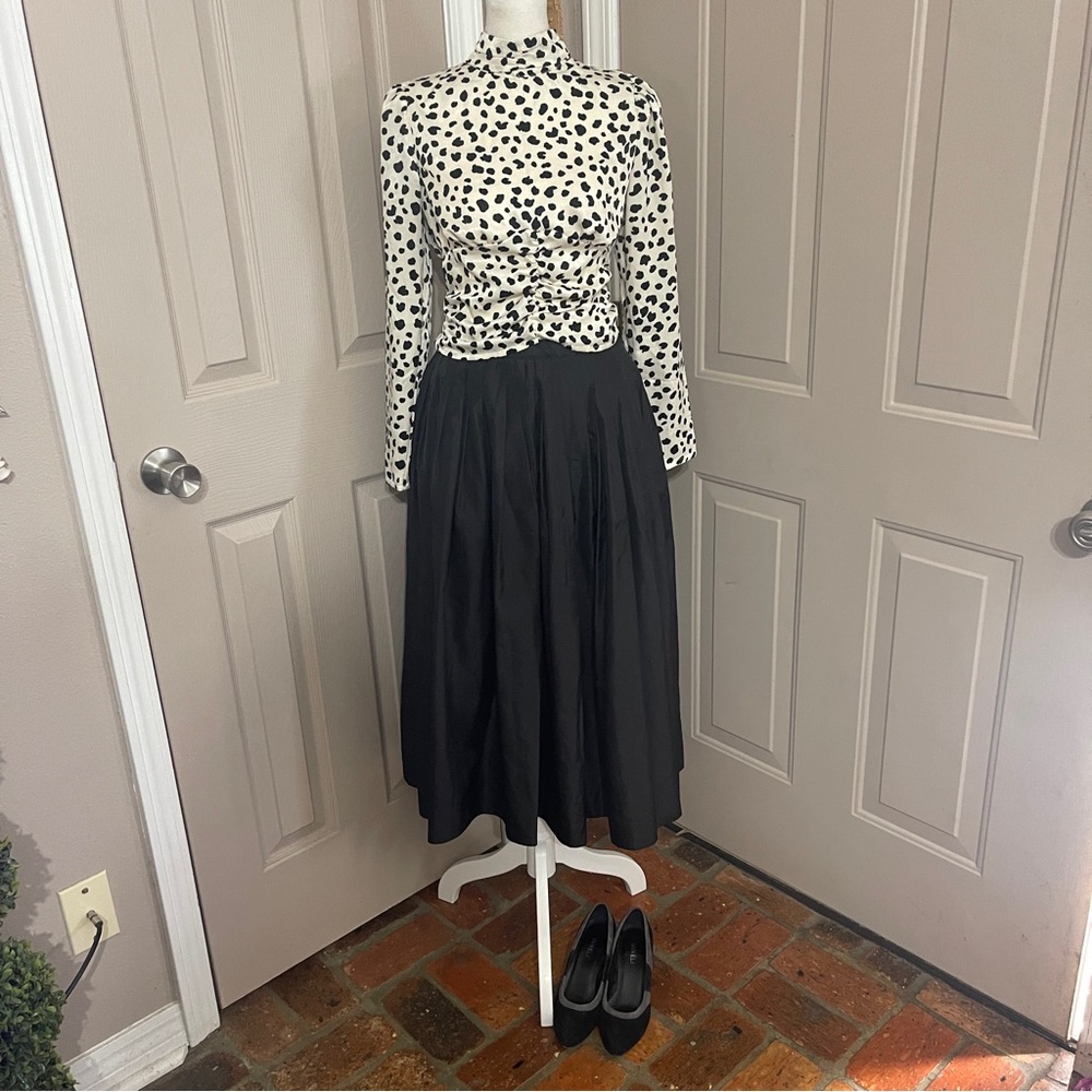 Lord & Taylor + Evan Picone vintage black pleated side zip midi skirt. Size S/M.